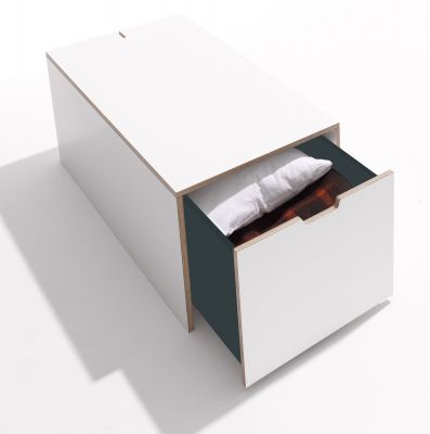 Klassik Bettkasten mit Schublade von Müller Möbelwerkstätten, gefüllt mit Kissen und Decke. Stauraum für Schlafzimmer.